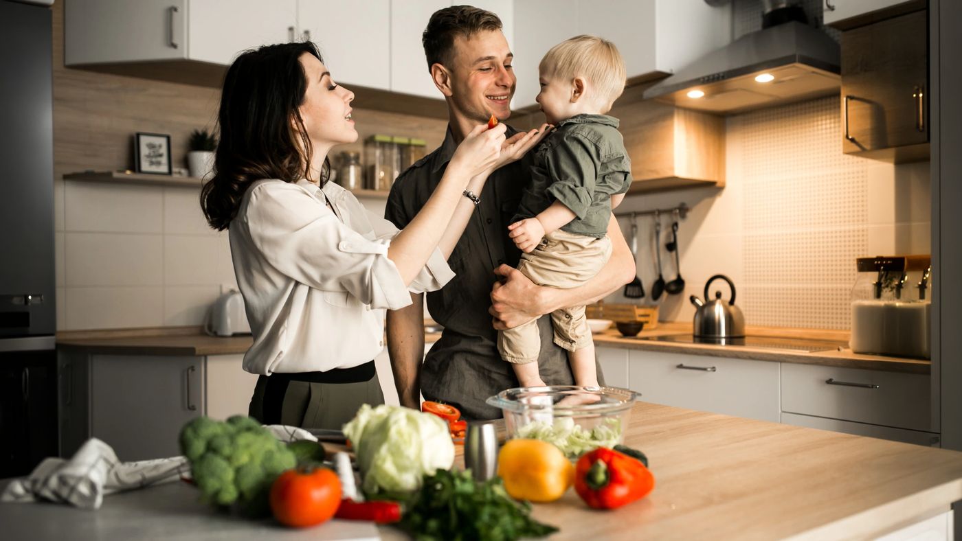 Une famille dans la cuisine de sa maison rénovée