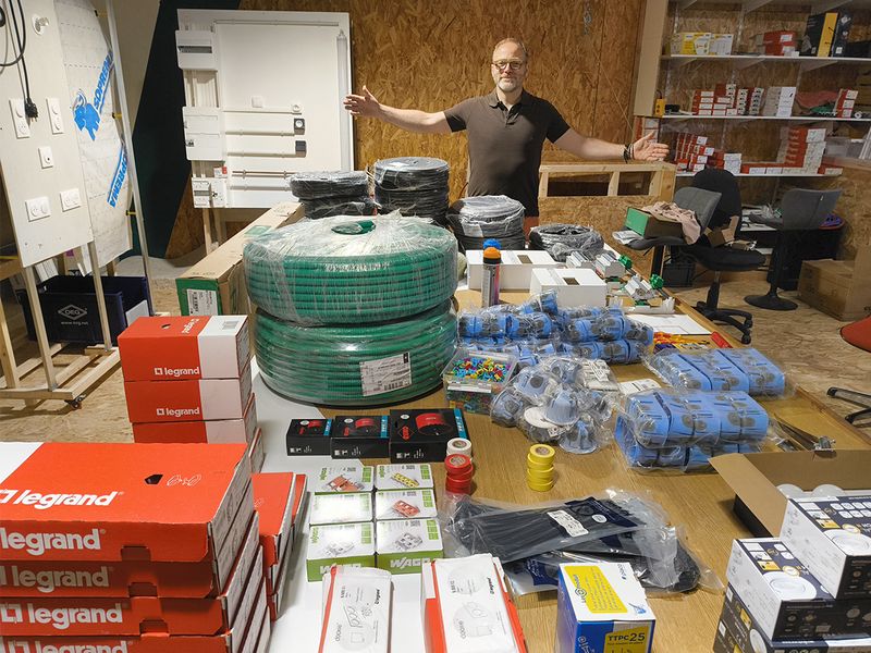 Atelier Mon Kit : le formateur présente le matériel et l'établi de travaux pratiques