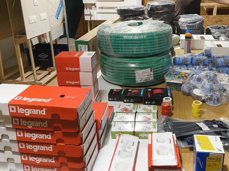 Matériel préparé pour un chantier : gaines, boîtes d'encastrement, appareillage et tableau électrique